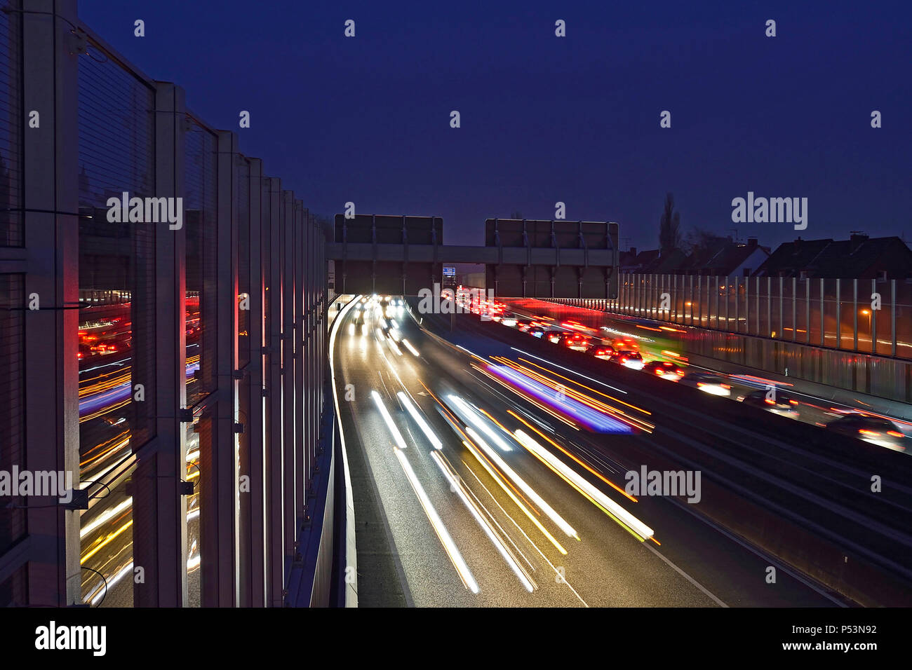 Deutschland, Nordrhein-Westfalen - Laermschutzwaende entlang der A 40 in Essen. Stockfoto