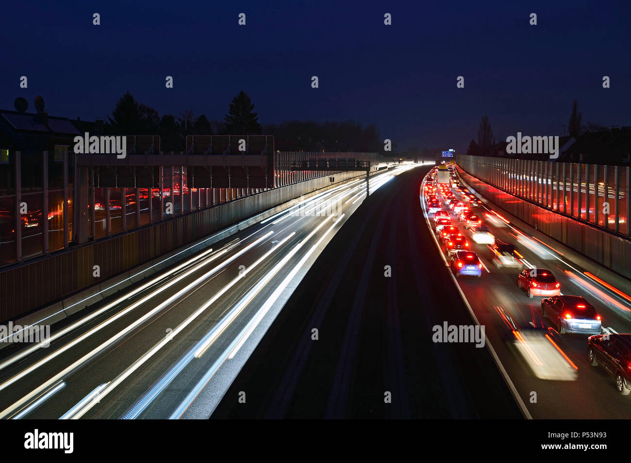 Deutschland, Nordrhein-Westfalen - Laermschutzwaende entlang der A 40 in Essen. Stockfoto