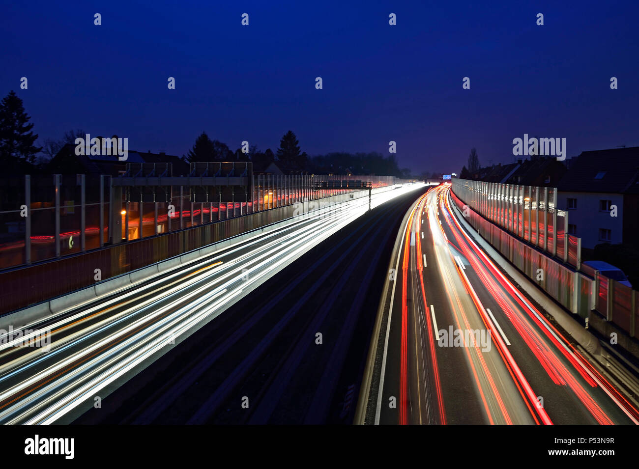 Deutschland, Nordrhein-Westfalen - Laermschutzwaende entlang der A 40 in Essen. Stockfoto