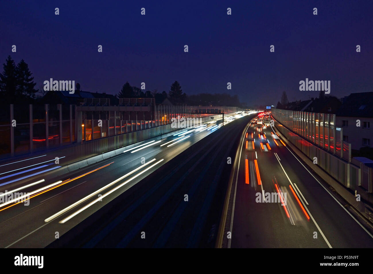 Deutschland, Nordrhein-Westfalen - Laermschutzwaende entlang der A 40 in Essen. Stockfoto