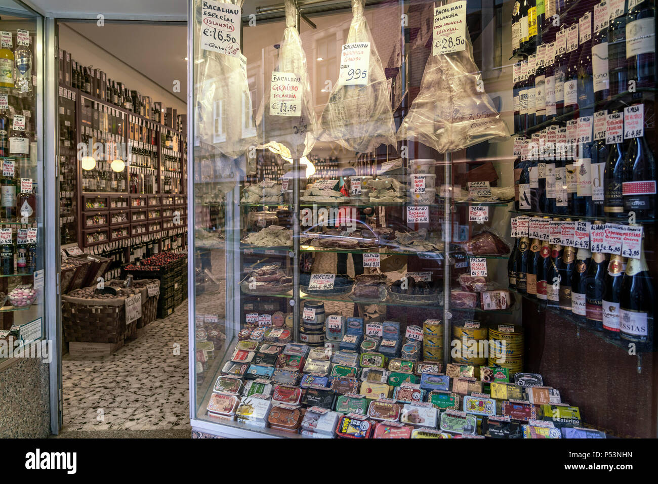 Deli Shop Fenster, Portwein, Bacalao, Sardinen, Porto, Portugal Stockfoto