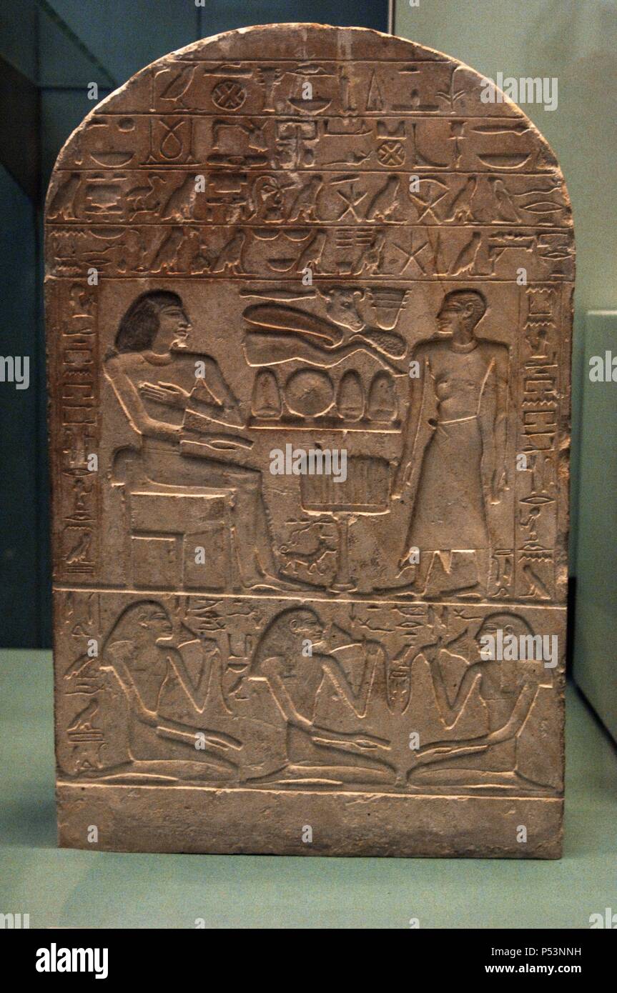 Stele von Benutzer. Mit hieroglyphischen Inschriften auf die Petition der Opfer für den Ka des Benutzer eingerichtet. Zentrale Szene zeigt den Verstorbenen mit seinem Hund und Sitzen am Tisch angeboten. Im unteren Bereich, drei knienden weiblichen Figuren sniffing Lotus Blumen. Kalkstein. 1985-1795 v. Chr.. Unbekannte procedence. 12. Dynastie. Reich der Mitte. British Museum. London. Vereinigtes Königreich. Stockfoto