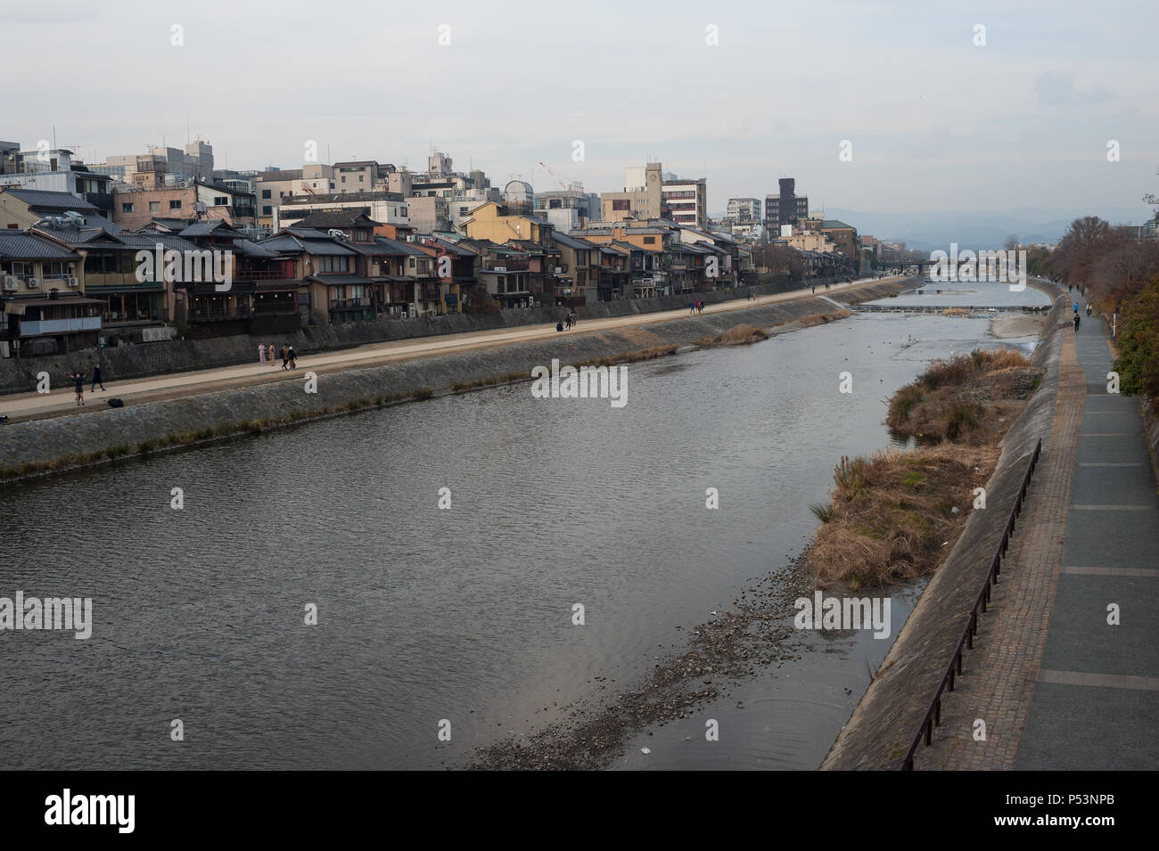 Kyoto, Japan, Blick auf die Stadt mit Fluss Kamo Stockfoto
