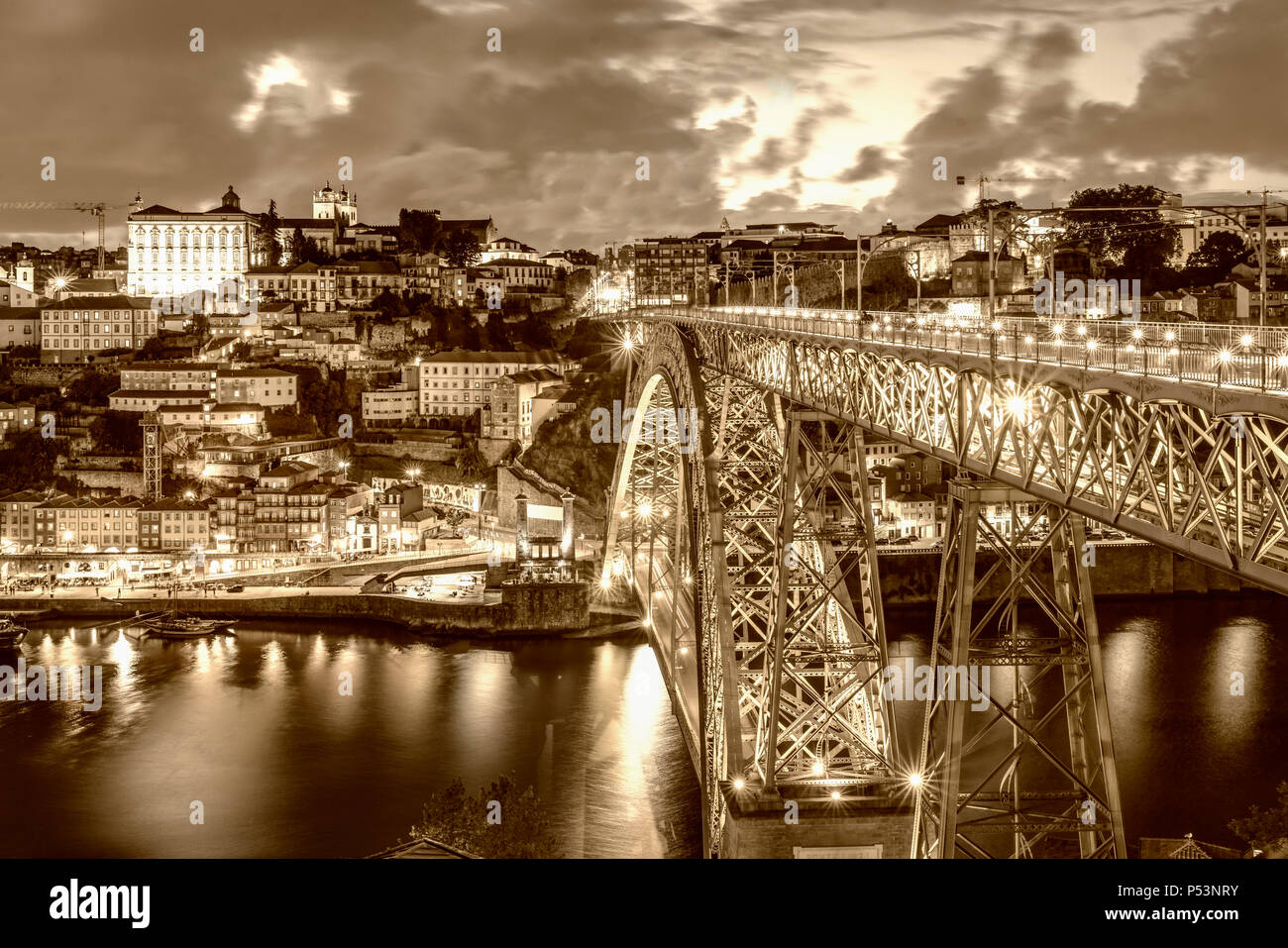 Dom Luis I Brücke über den Fluss Douro, Sepia, Porto, Portugal Stockfoto