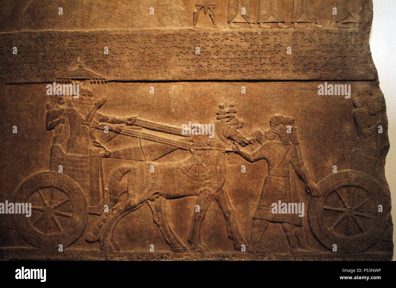 Alabaster Panel der Darstellung König Tiglatpileser III. in seinem Wagen unter einem Sonnenschirm und einem keilförmigen Inschrift, die ihre Kampagnen, die die Stadt Astartu. 730-727 BC. Aus dem Palast von Nimrud. British Museum. London. Vereinigtes Königreich. Stockfoto