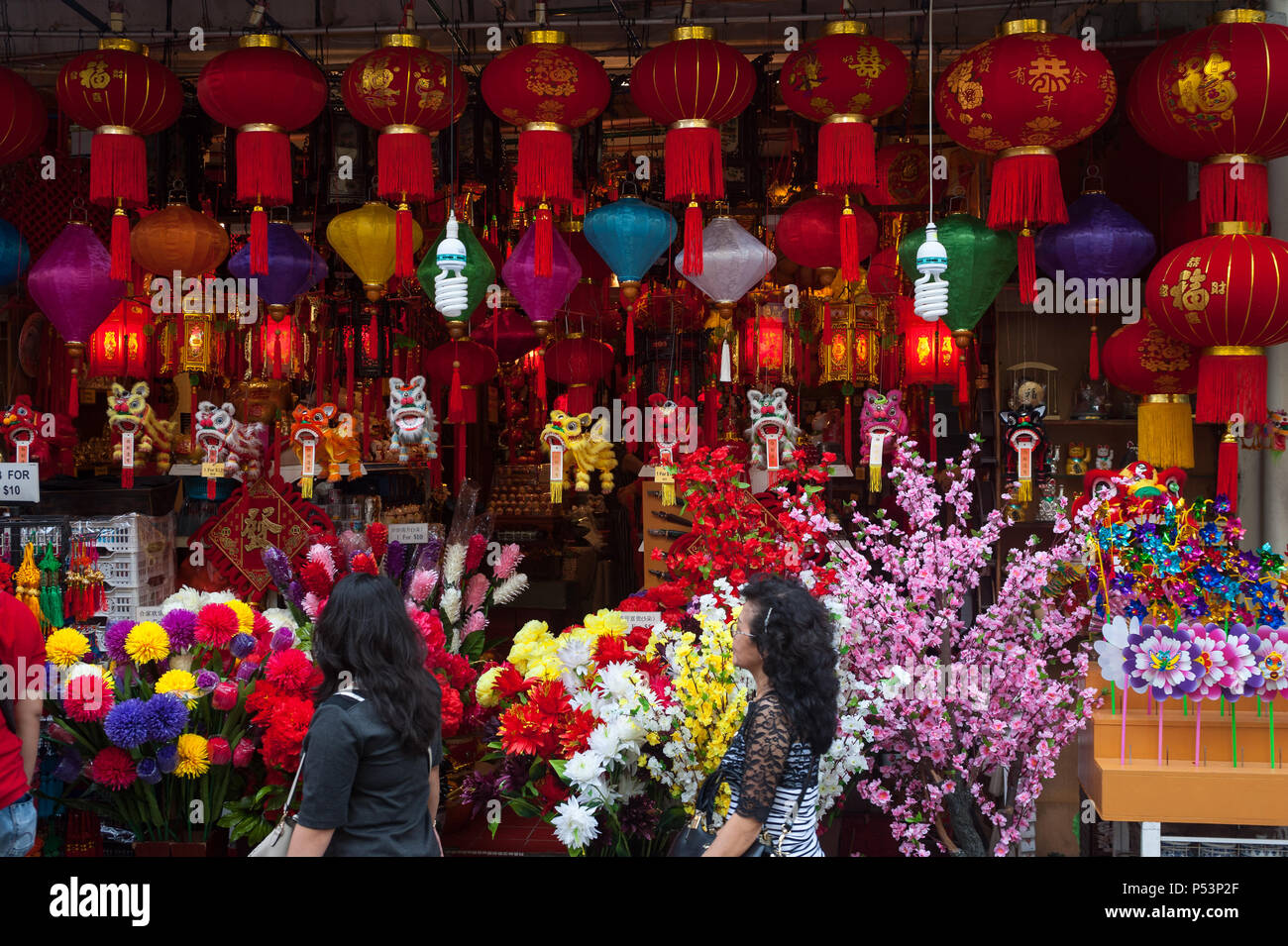 18.01.2018, Singapur, Singapur - ein Shop in Singapur Chinatown verkauft Chinesische Laternen, Kunststoff Blumen und andere dekorative Elemente für i Stockfoto