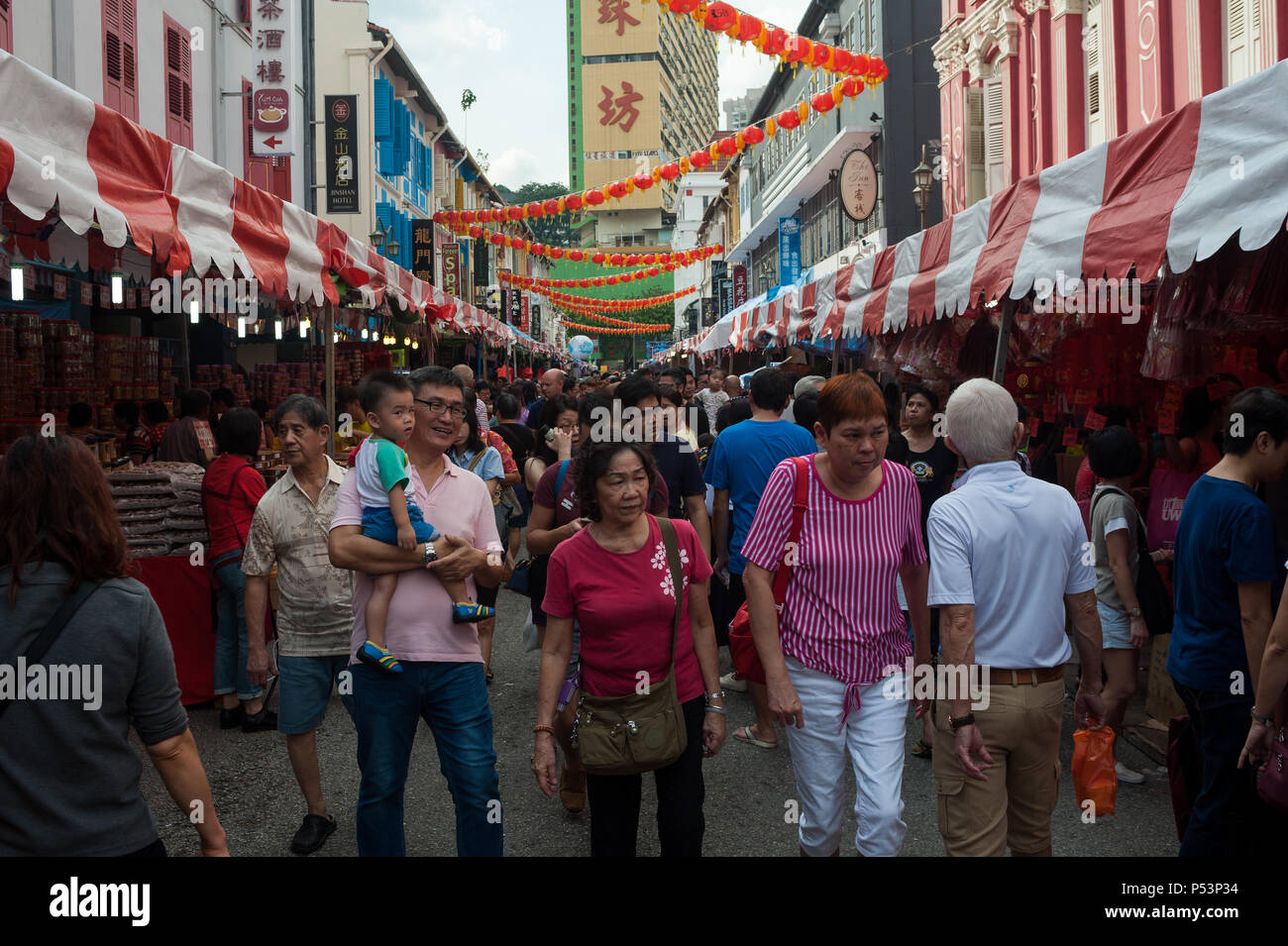 27.01.2018, Singapur, Singapur - die Leute toben auf einem der Straßenmärkte in Chinatown, dem alle möglichen Spezialitäten und Spezialitäten bieten für jeden Stockfoto