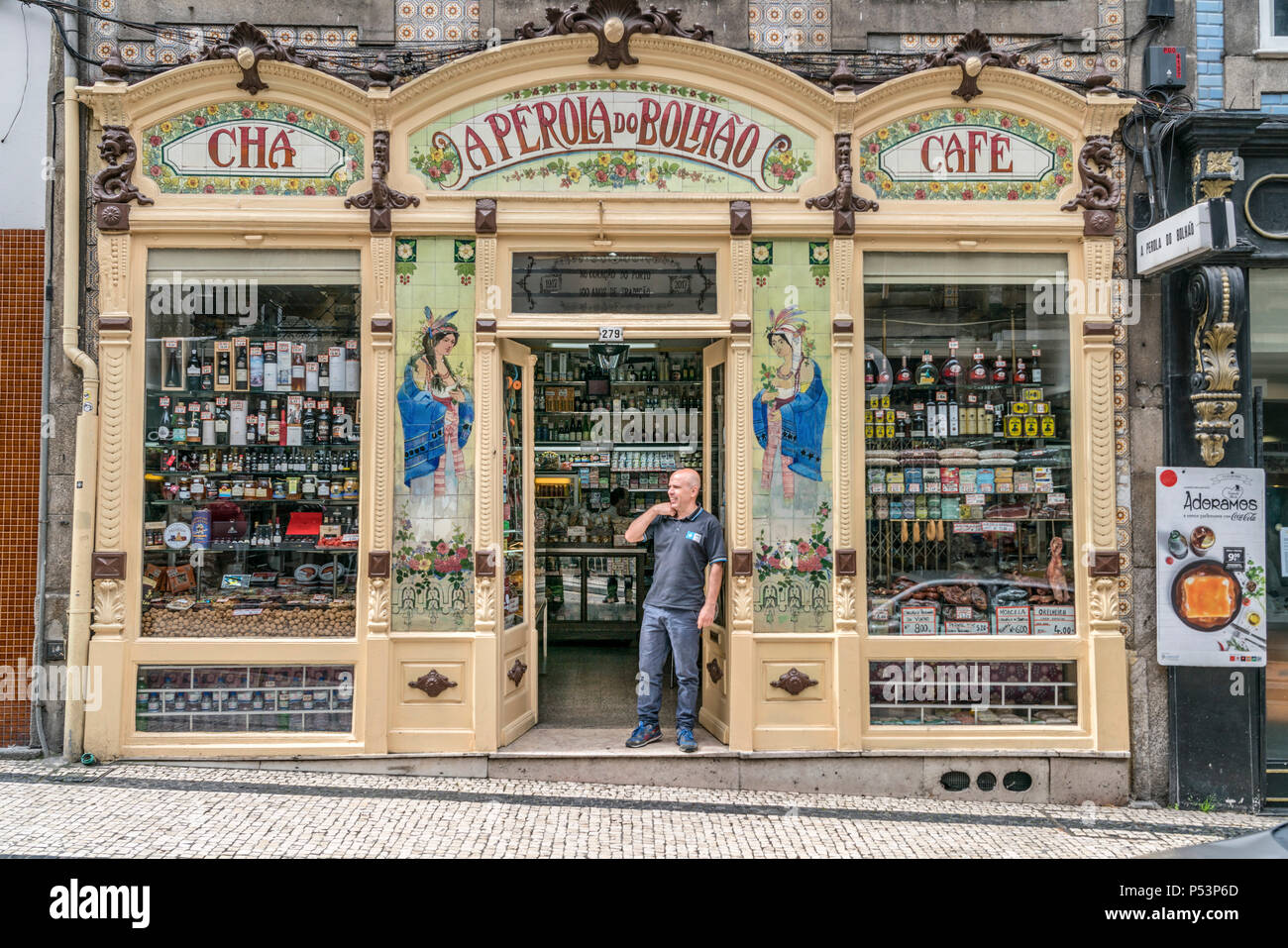 Ein Perola Do Bolhao Lebensmittelhändler, Jugendstil shop vorne Porto, Portugal Stockfoto