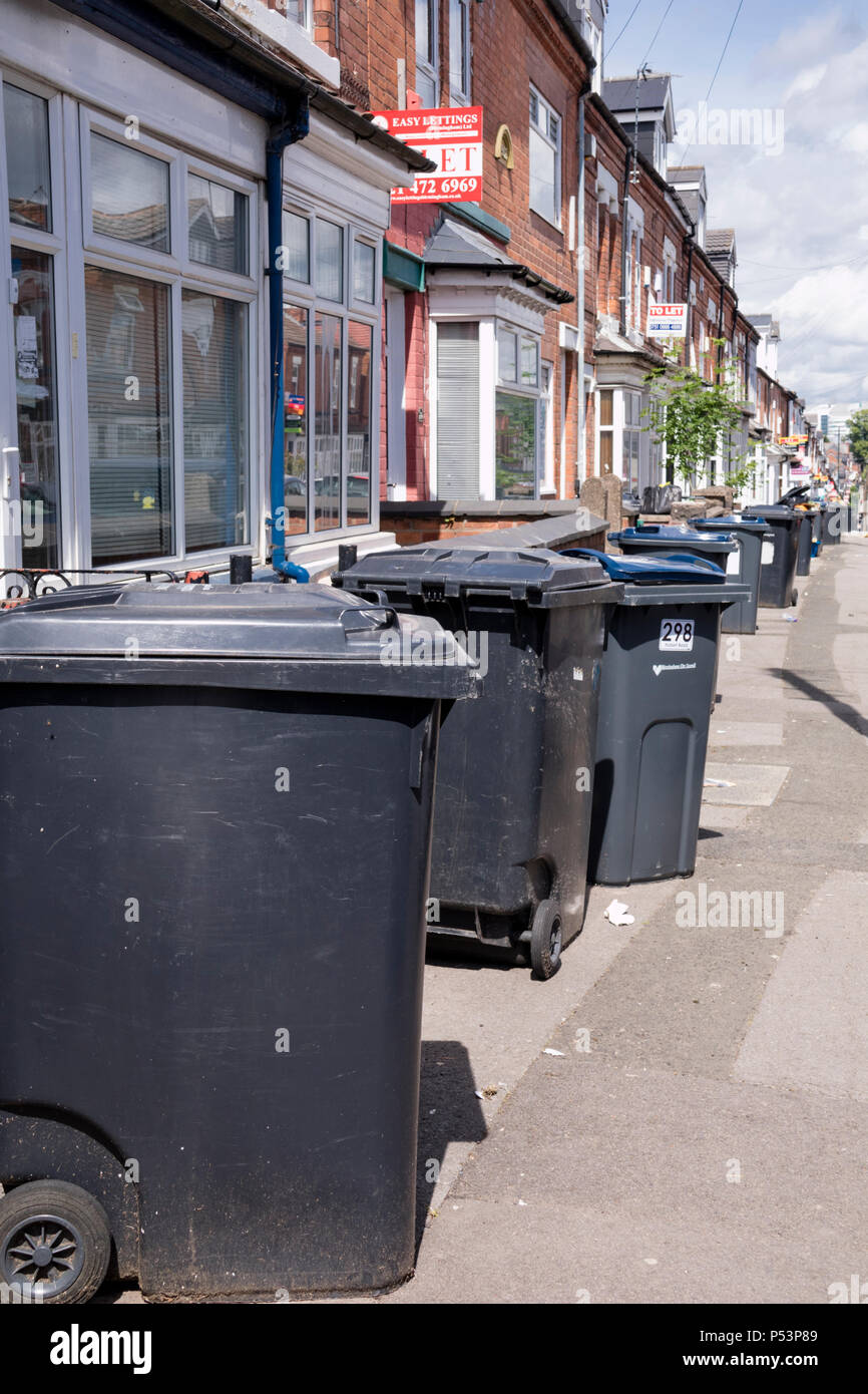 Wheelie bins außerhalb der Häuser auf einem englischen Street, England, Großbritannien Stockfoto