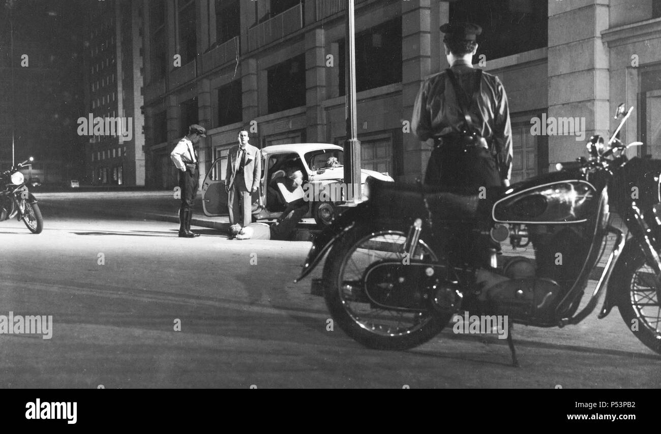 091, Policia al Habla, 1960. Spanische Film unter der Regie von Jose Maria Forque und Hauptdarsteller Adolfo Marsillach, Tony Leblanc und Susana Campos. Stockfoto