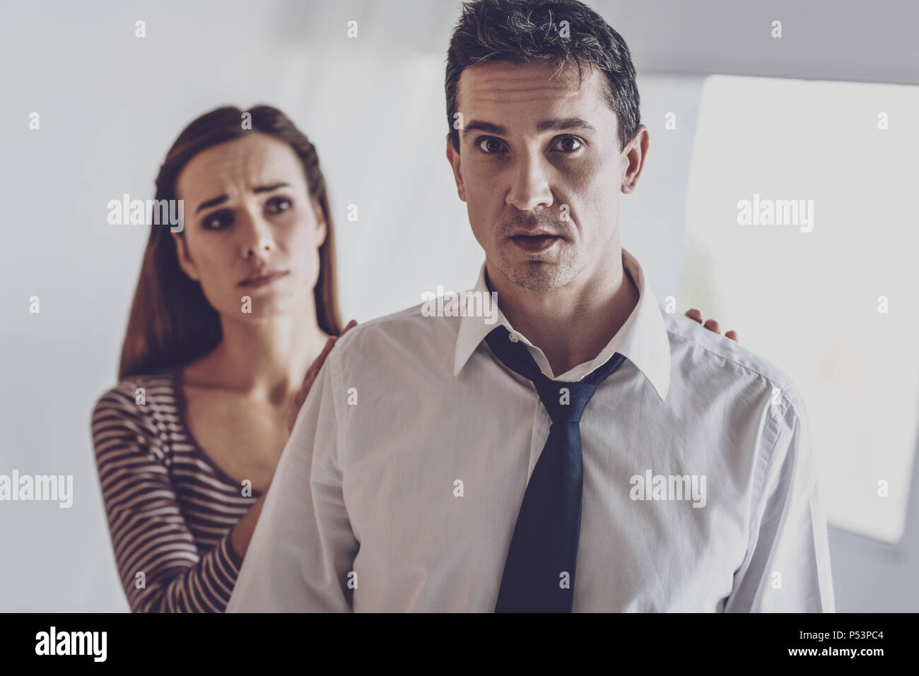 Netter Mann, der vor seiner Frau gedrückt Stockfoto