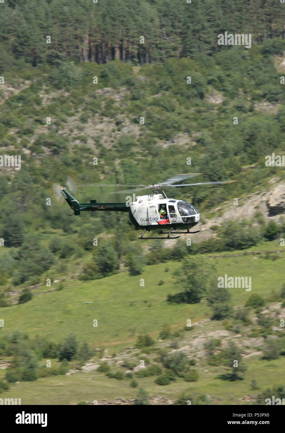 HELICOPTERO de La Guardia Civil regresando de un Rescate en Alta Montaña. Benasque. Pirineo Aragonés. Estado de Huesca. España. Stockfoto