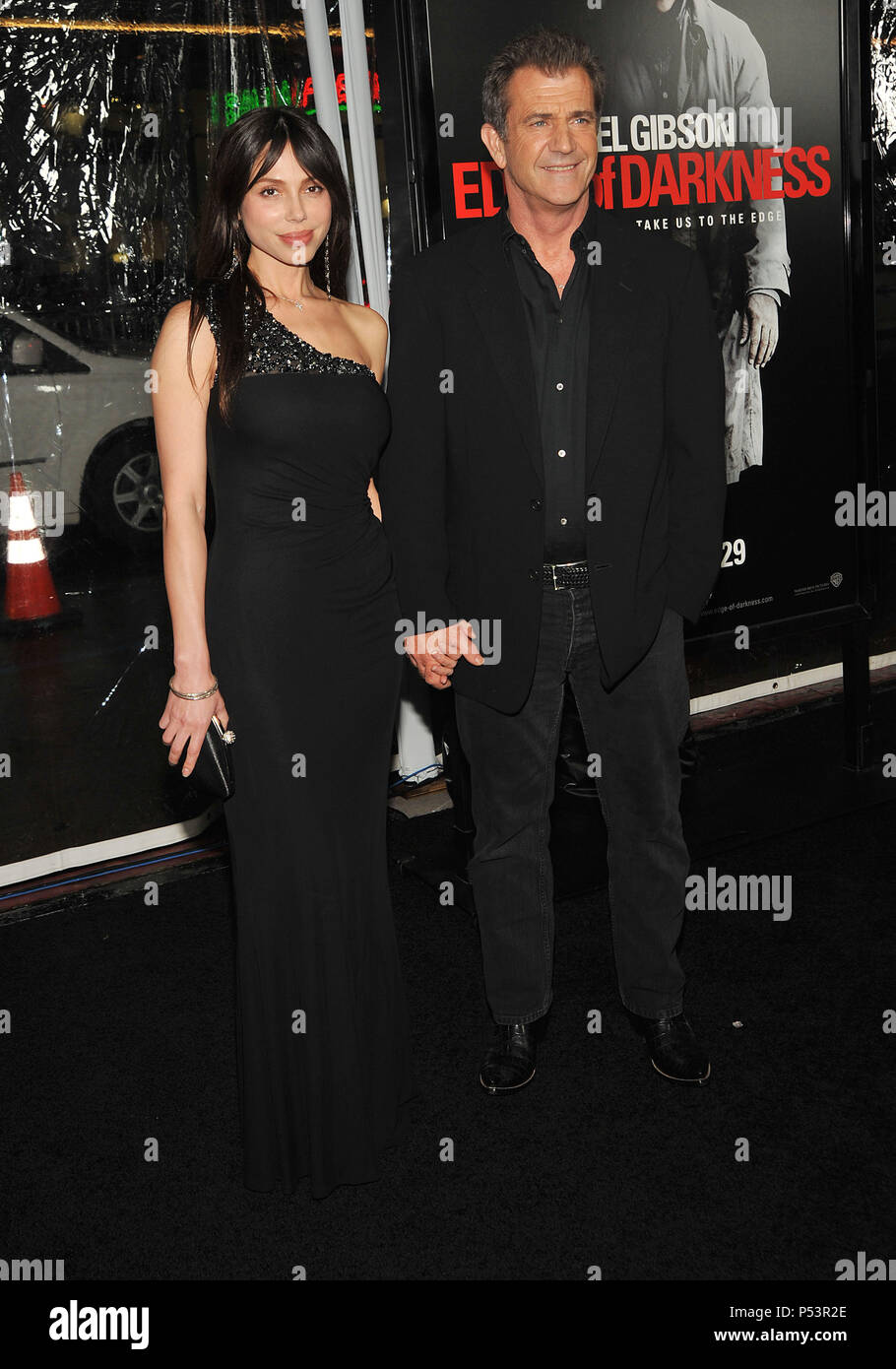 04_Mel Gibson_Oksana Grigorieva_04 - Rand der Dunkelheit Los Angeles Premiere auf der Chinese Theatre in Los Angeles. 04_Mel Gibson Oksana Grigorieva_04_Event in Hollywood Leben - Kalifornien, Red Carpet Event, USA, Filmindustrie, Prominente, Fotografie, Bestof, Kunst, Kultur und Unterhaltung, prominente Mode, Besten, Hollywood Leben, Event in Hollywood Leben - Kalifornien, Roter Teppich und backstage, Musik Prominente, Topix, Paar, Familie (Mann und Frau) und Kids - Kinder, Brüder und Schwestern anfrage tsuni@Gamma-USA.com, Kredit Tsuni/USA, 2010 Stockfoto