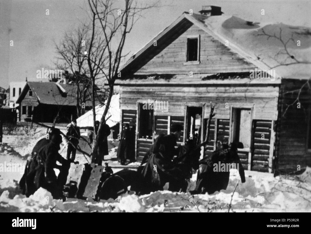 SEGUNDA GUERRA MUNDIAL (1939-1945) - División Azul. Transporte de un cañón de infanteria en un Pueblo ocupado. Año 1942. Stockfoto