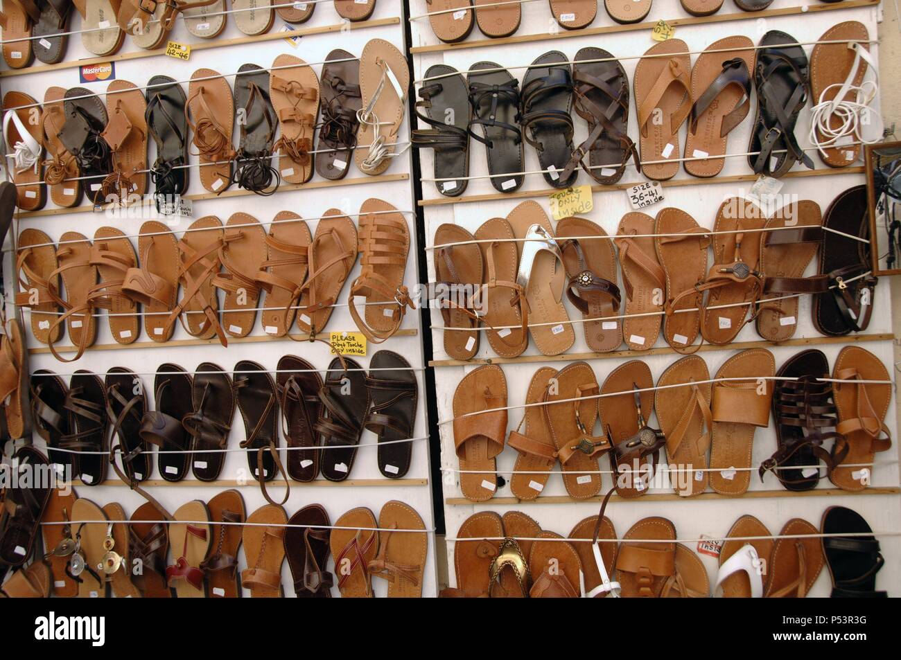 Venta de SANDALIAS DE CUERO en una Tienda del Barrio de Plaka. Atenas.  Grecia Stockfotografie - Alamy