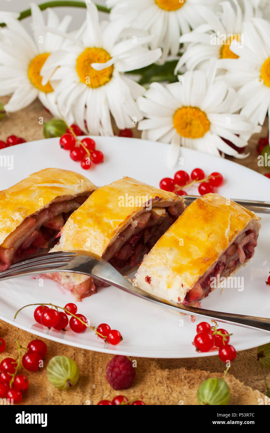 Hausgemachte Strudel mit Beeren auf Holz Stockfoto