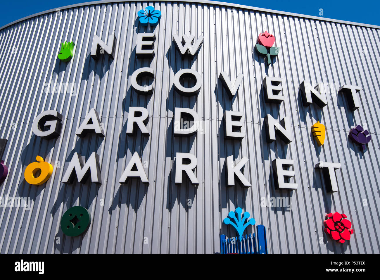 LONDON, Großbritannien - 18 May 2018: Zeichen außerhalb New Covent Garden Market bei Nine Elms, London. Stockfoto