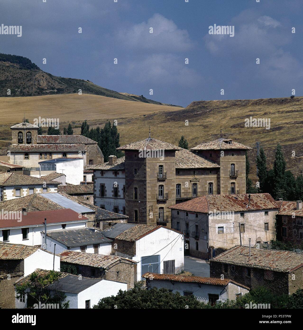 Spanien. Navarra. Subiza. Blick auf die Stadt mit dem Palast des 18. Jahrhunderts. Stockfoto