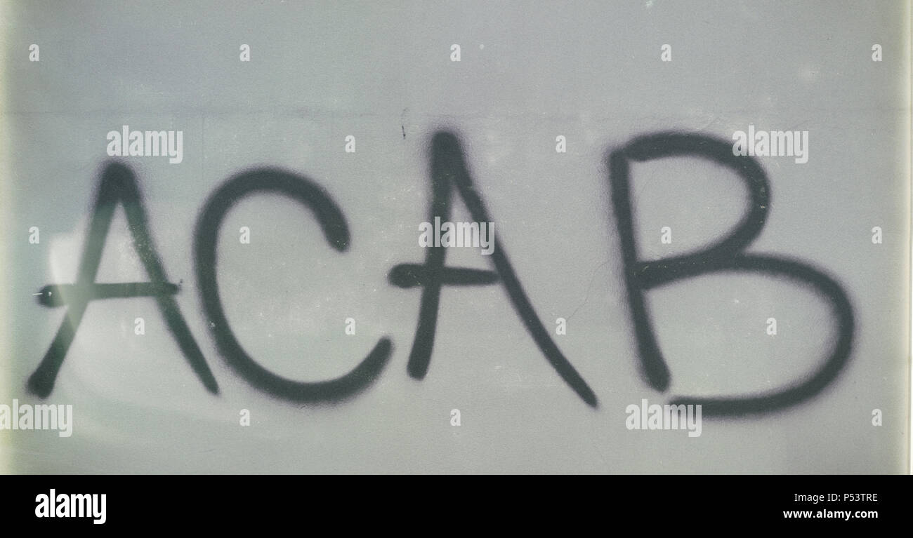In der alten Mauer die gemalte Worte von acab wie Konzept der Gewalt anddivision Stockfoto