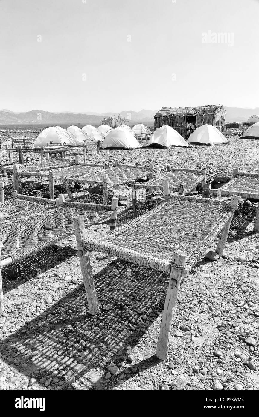 Danakil Äthiopien Afrika im Nationalpark Camping für touristische und typische oitside Holz Bett aus Rattan Stockfoto