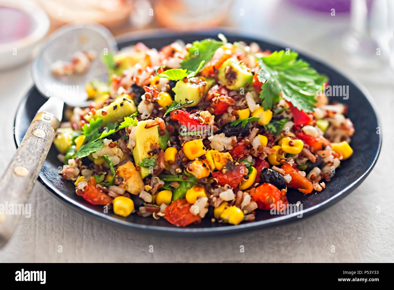 Schwarze Bohnen Avocado Mais Tomaten Reis Quinoa Salat Mit Chili Dressing Stockfotografie Alamy