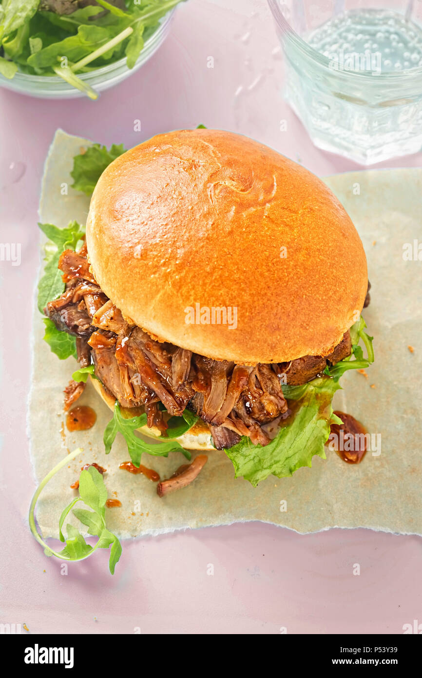 Zog Schweinefleisch Brötchen mit Salat und Barbecue Sauce Stockfoto