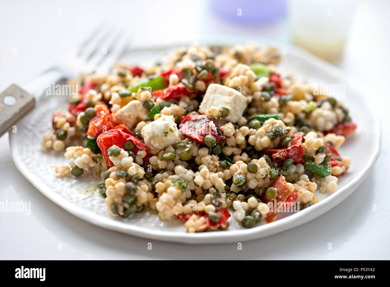 Riesige Couscous, Feta, Linsen mit gerösteter Paprika Salat Stockfoto