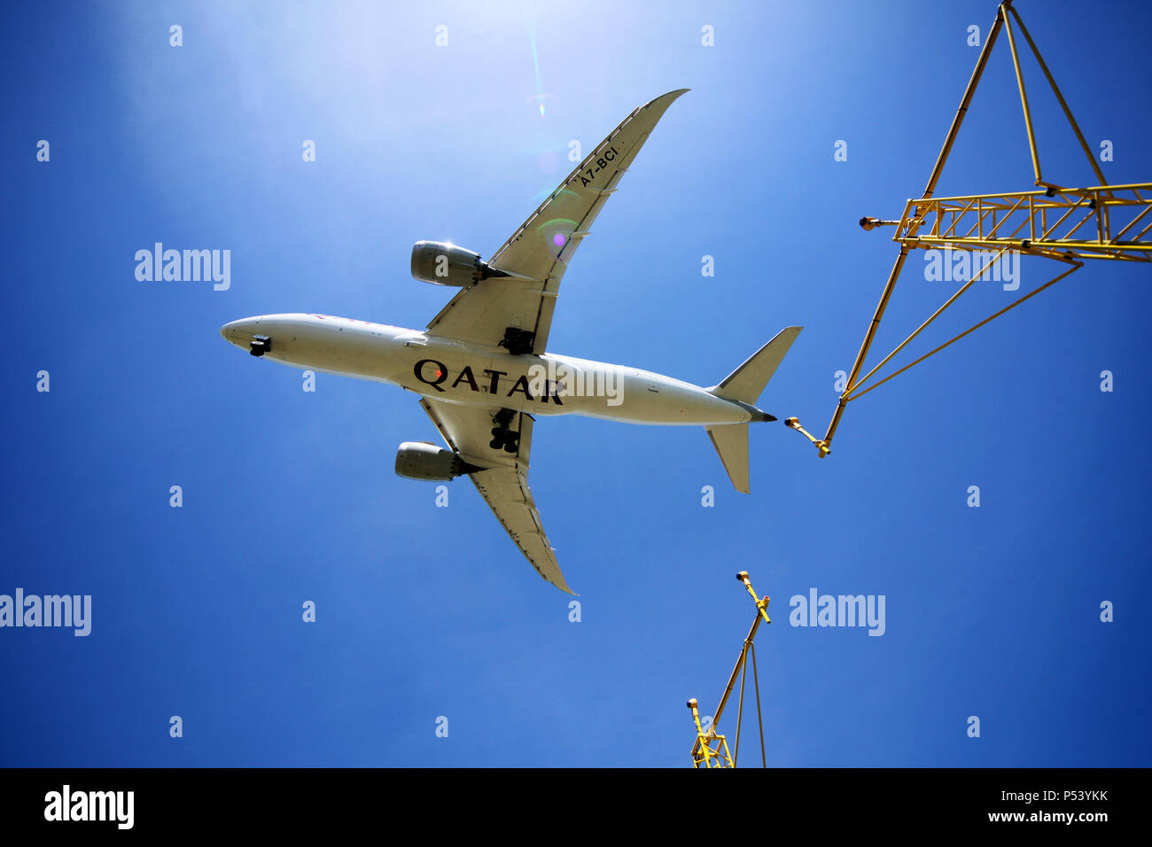 Ein Qatar Airways Flugzeug fliegt über die anflugbefeuerung Pylone, wie sie in Edinburgh am Flughafen zu landen Stockfoto