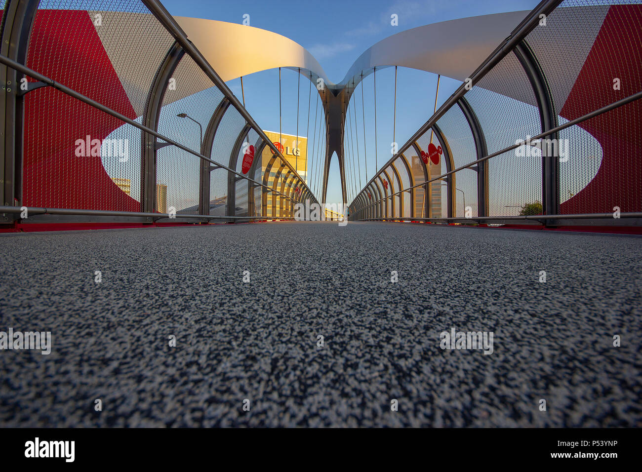 Eine Low Angle Shot der schöne Brücke in der Nähe von Gino Valle Square, Mailand, Italien Stockfoto