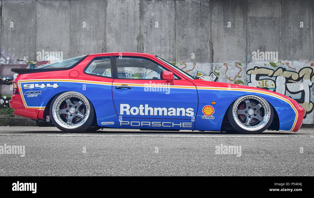 Side view classic white porsche -Fotos und -Bildmaterial in hoher ...
