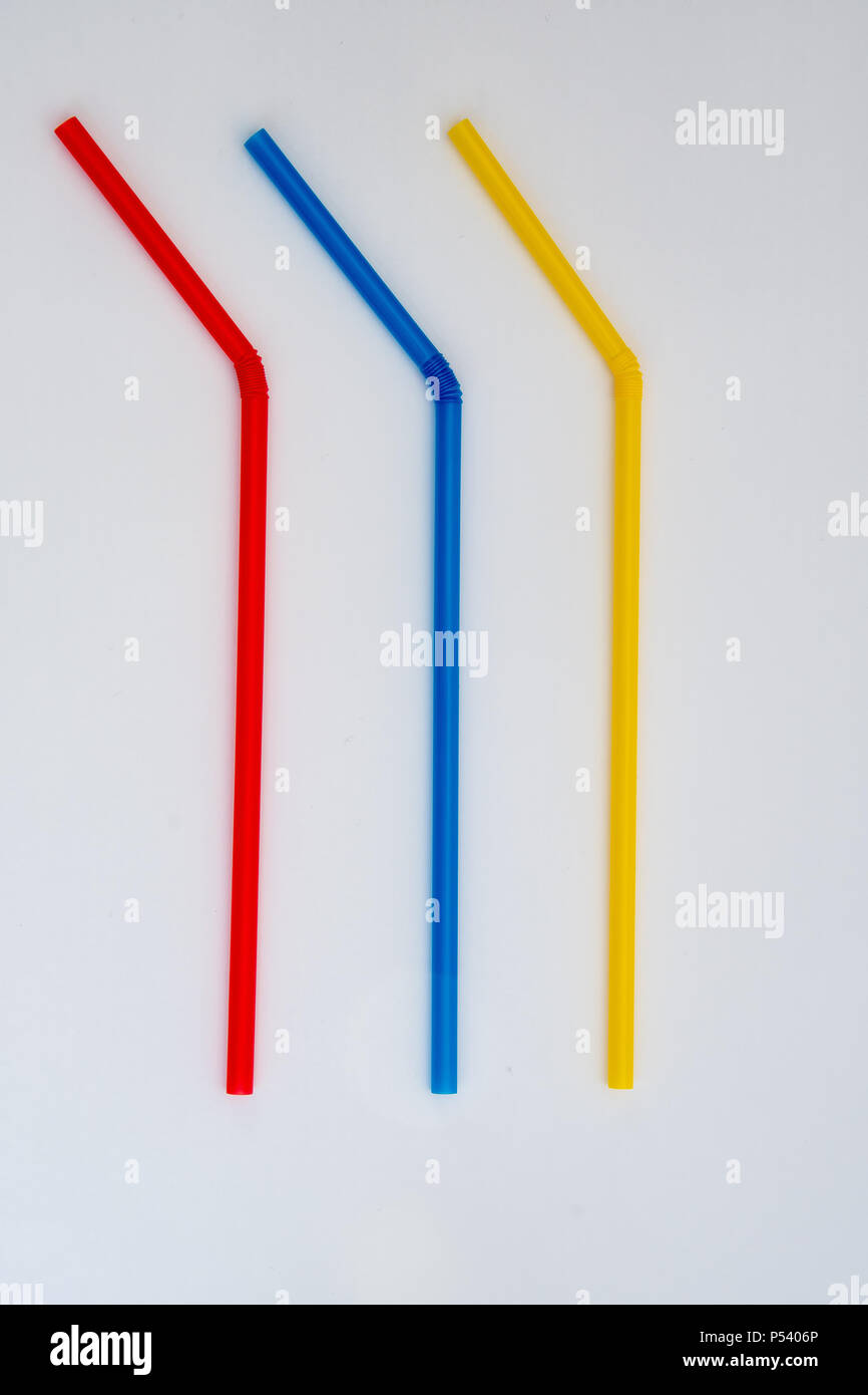 Drei verschiedene farbige Plastik Trinkhalme Stockfoto