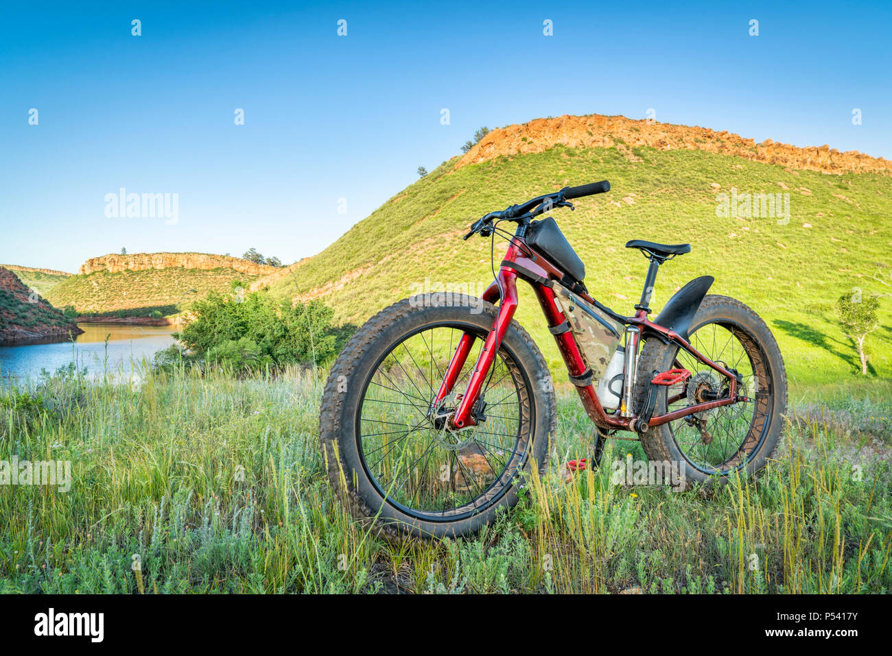 Fat Mountainbike an Grasbewachsenen Ausläufer des Colorado, späten Frühling Landschaft Stockfoto