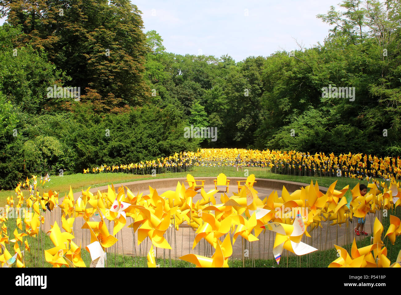 NEW YORK, NY - 10. Juli: Gelb pinwheels im Prospect Park Rosengarten platziert als Teil des 150-jährigen Firmenjubiläums Park, Brooklyn am 11. Juli, 2017 Stockfoto