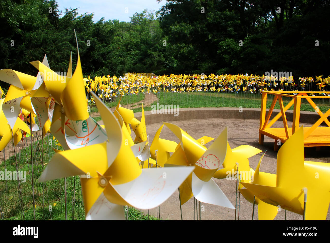 NEW YORK, NY - 10. Juli: Gelb pinwheels im Prospect Park Rosengarten platziert als Teil des 150-jährigen Firmenjubiläums Park, Brooklyn am 11. Juli, 2017 Stockfoto