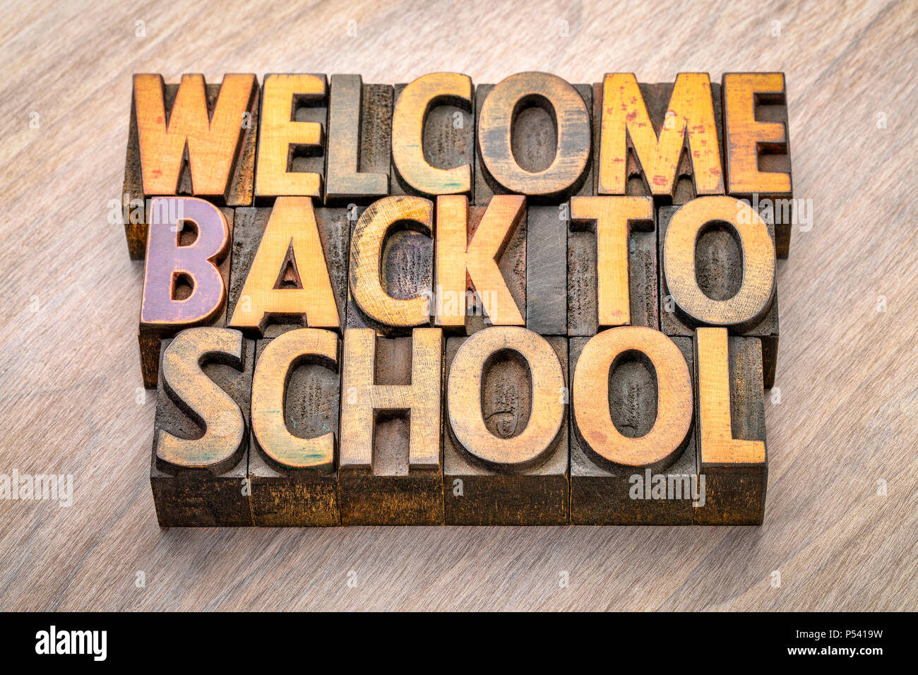 Willkommen Zurück auf die Schulbank - word Abstract in Vintage buchdruck Holz Art Klischees Stockfoto