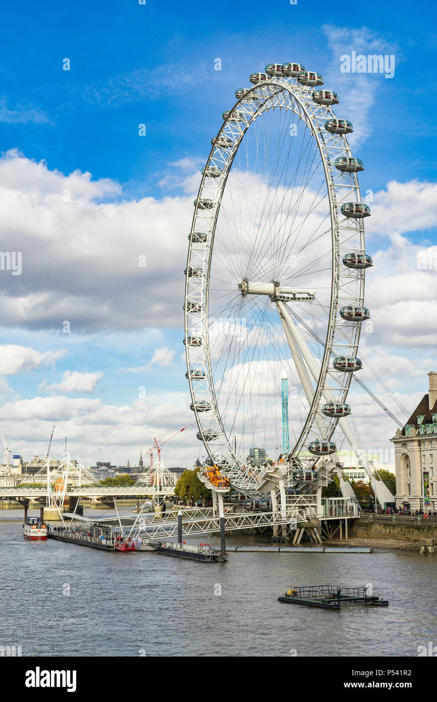 London Eye Grossbritannien 12 Oktober 17 Schoner Herbsttag Schone Blaue Herbsthimmel In Der Stadt Stockfotografie Alamy
