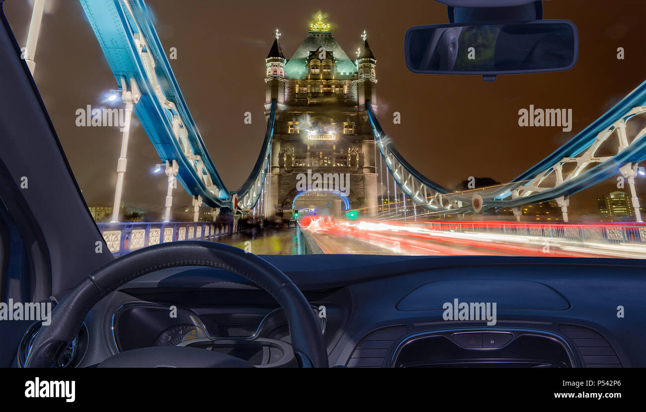 Schauen durch ein Auto die Windschutzscheibe mit Blick auf die Tower Bridge bei Nacht, Wahrzeichen in London, Großbritannien Stockfoto