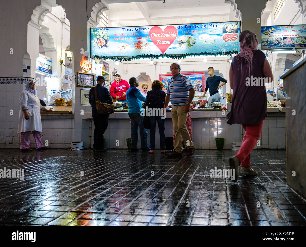 CASABLANCA, MAROKKO - ca. April 2017: Menschen auf dem Fischmarkt in Casablanca Stockfoto