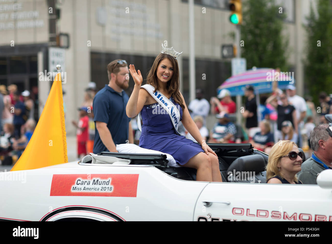 Indianapolis, Indiana, USA - 26. Mai 2018, Cara, Mund, Miss America 2018 Reiten auf einem Oldsmobile 1970 classic car, bei der Indy 500 Parade Stockfoto