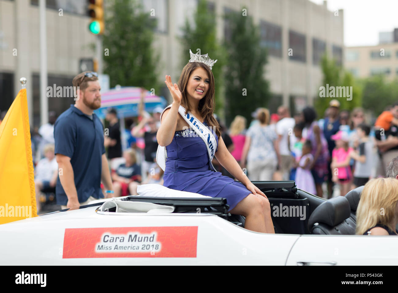 Indianapolis, Indiana, USA - 26. Mai 2018, Cara, Mund, Miss America 2018 Reiten auf einem Oldsmobile 1970 classic car, bei der Indy 500 Parade Stockfoto