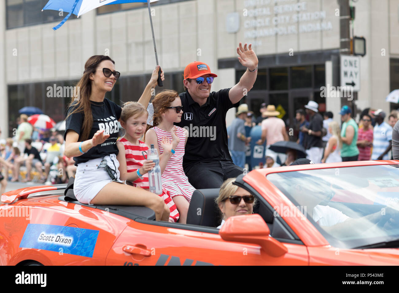 Indianapolis, Indiana, USA - 26. Mai 2018, Indycar Treiber Scott Dixon und seiner Familie auf ein Auto, das die Straße runter an der Indy 500 Parade Stockfoto