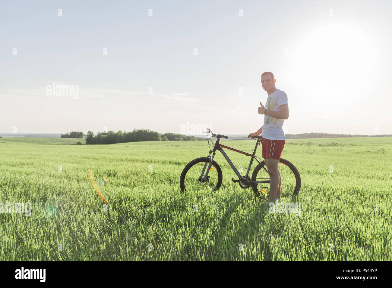 Ein Mann neben einem Fahrrad stehend Stockfoto