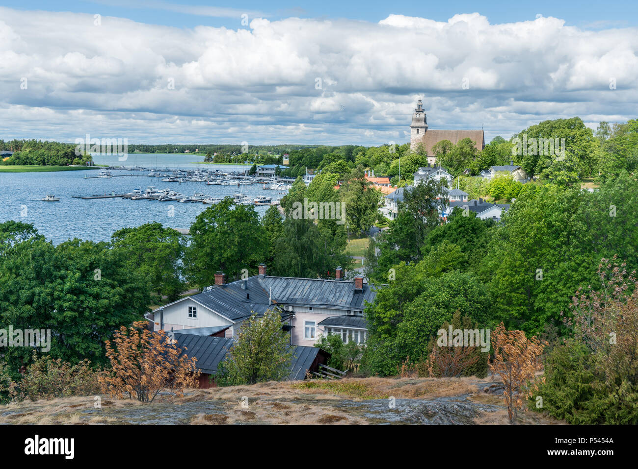 Ein Blick auf Altstadt und Hafen an einem Sommertag in Naantali, Finnland Stockfoto