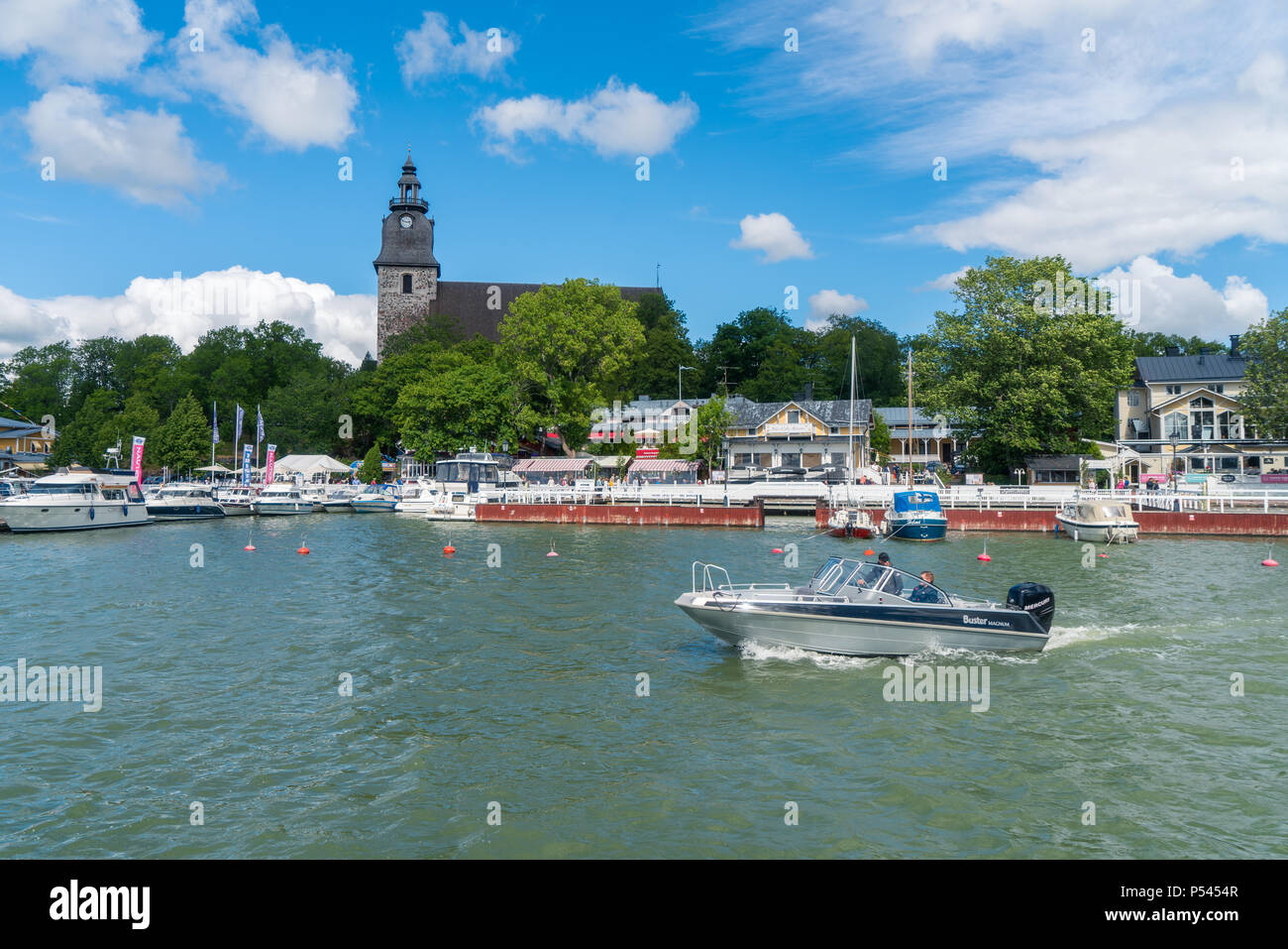 NAANTALI, FINNLAND - 23/6/2018: Ein kleines Boot fahren durch den Naantali Kirche in Naantali boote Hafen Stockfoto