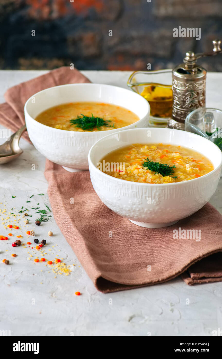 Linsen und Bulgur Suppe pürieren, in einer weißen Schüssel auf einen weissen Stein ba Stockfoto