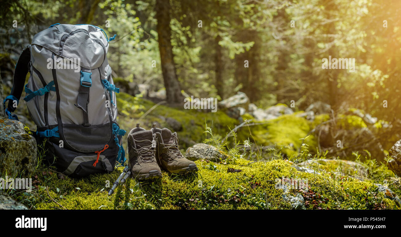 Rucksack und Wanderschuhe im Wald Stockfoto