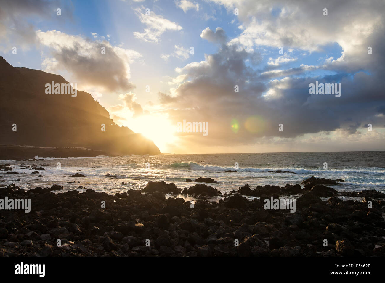 Sonnenuntergang auf Teneriffa Strand. Natur Hintergrund. Sommerurlaub Konzept. Kanaren, Spanien Stockfoto
