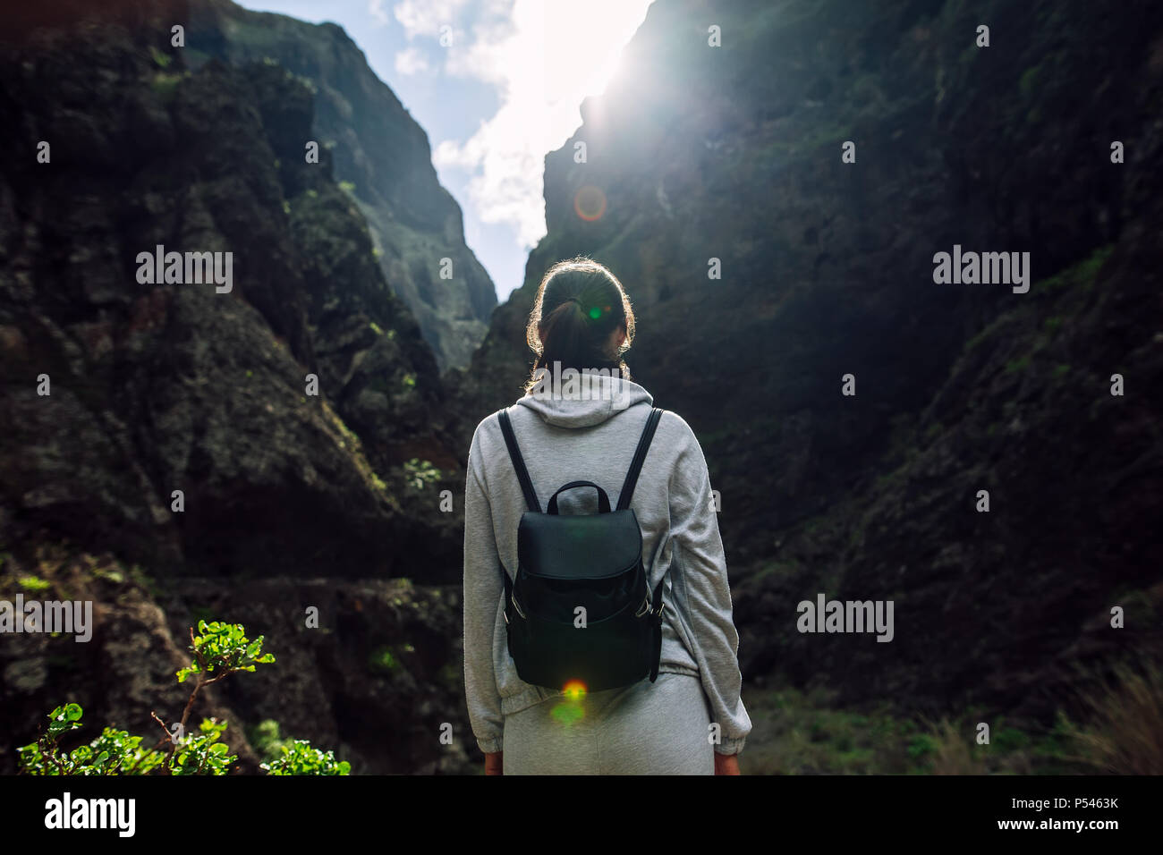 Reisende Frau erstaunliche Masca Schlucht Landschaft genießen während Wanderweg, Teneriffa, Kanarische Inseln. Reiseland. Aktiver Urlaub Konzept Stockfoto