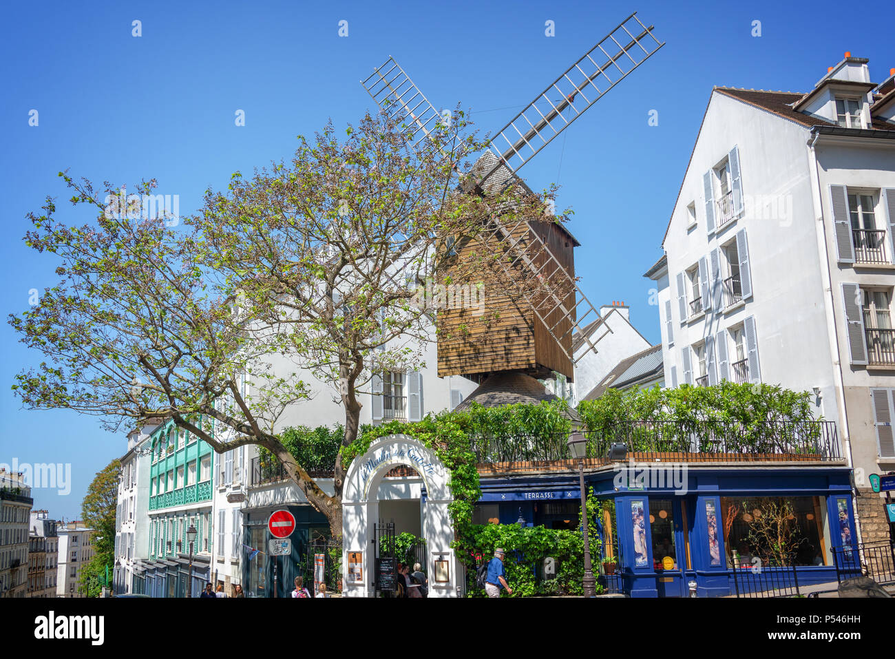 Moulin de la Galette, berühmte Restaurant und alte hölzerne Windmühle in Montmartre, Paris, Frankreich Stockfoto