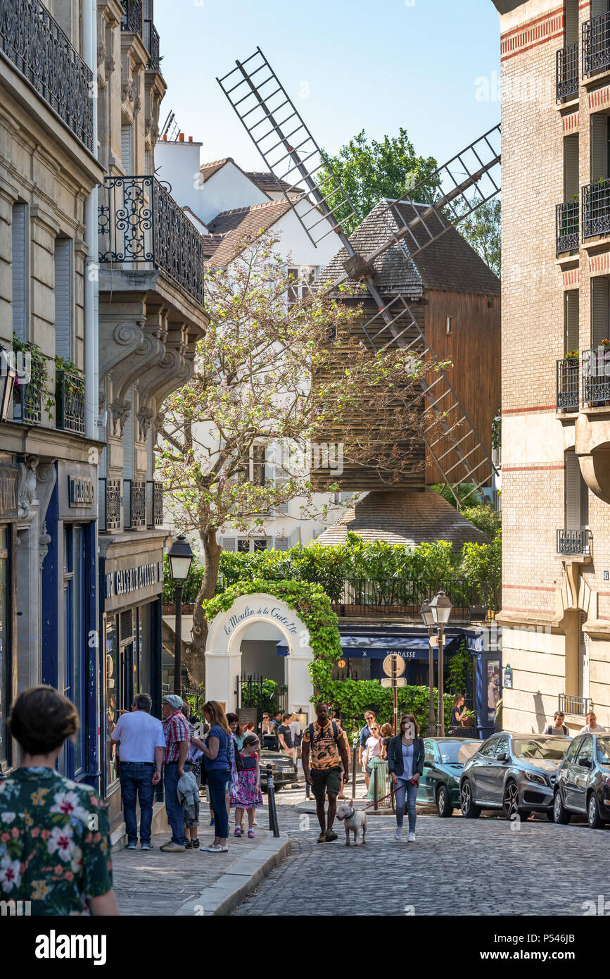 Menschen zu Fuß in der Rue Lepic, Blick auf das berühmte Moulin de Galette auf dem Hügel von Montmartre in Paris Frankreich Stockfoto